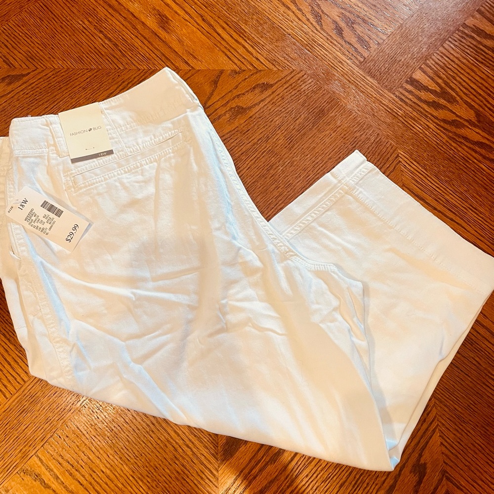 Fashion Bug - White Capris - NWT